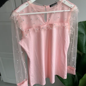 Rosa Blus - Fin rosa blus med genomskinliga ärmar med pärlor på 🎀 Nyskick med lappar kvar 