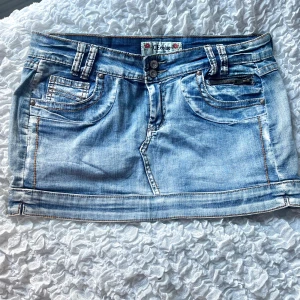 Jeanskjol - En drömmig lågmidjad jeanskjol. Köpt i Kroatien i sommras. Lite stor på mig som har xs/s. Passar bättre s/m.🤩🥳💕