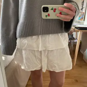 Intresskoll! Söt vit kjol, perfekt till sommaren!💕