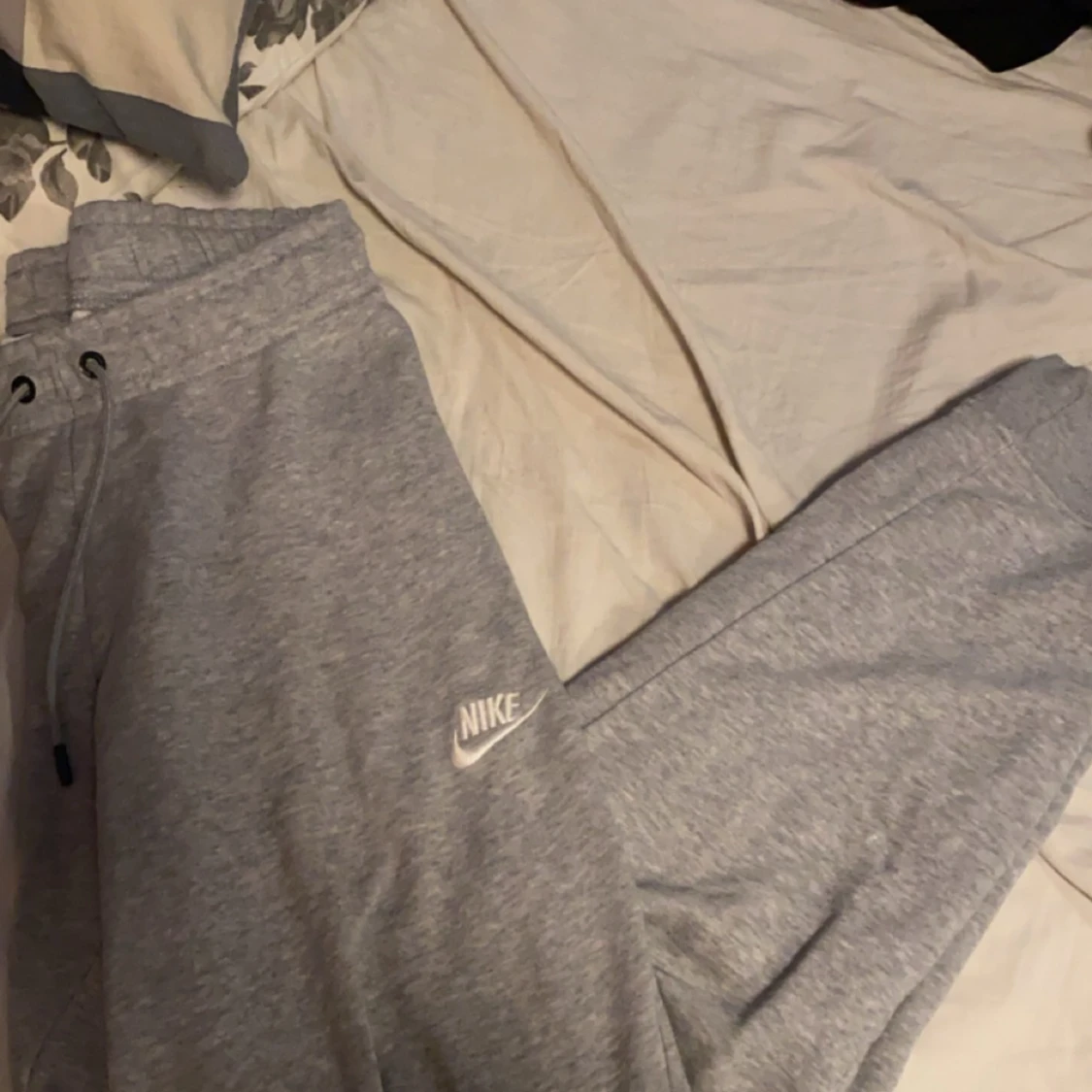 Gråa mjukis byxor  - 90