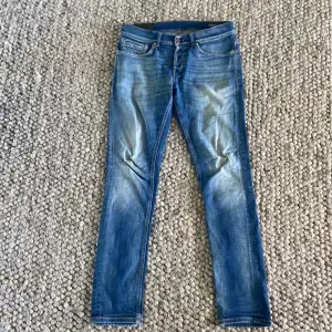 Dondup George jeans skinny fit i storlek 33, väldigt bra skick, skriv vid fler frågor eller funderingar!
