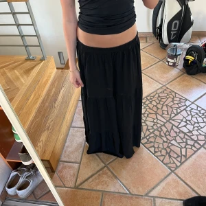 Svart långkjol - Elegant och fin långkjol i svart! Perfekt för kommande sommar!