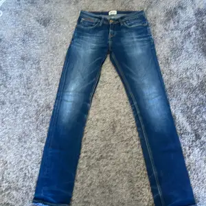 Ett par fina Tommy Hilfiger jeans som e sköna o väldigt snygga, vid funderingar så e de bara skriva