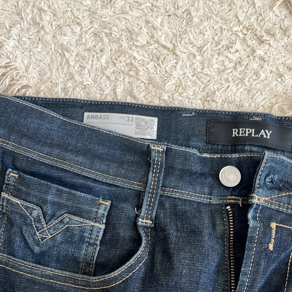 Säljer dessa as feta replay jeans. Modell anbass. Fint skick men ett hål i skrevet! PM för mer info. Defekt 5 bilden . Jeans & Byxor.