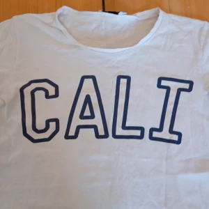 T-shirt  - Har använts en del men är i ganska bra skick. Fråga om mer bilder🥰