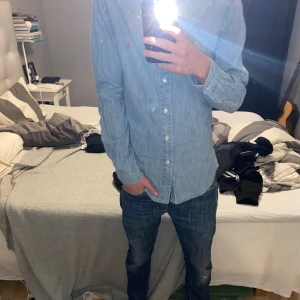 Ralph lauren skjorta - Säljer en blå Ralph lauren skjorta. I storlek s sitter lite stor på mig som är 170. 