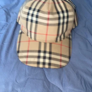 Burberry keps som matchar me linne byxor🤩🤩 - Burberry keps äkta såklart,fick den som present den är nu skick haft den i 2  år men använde bara på sommaren. Jag säger till dig du kmr skina säljer den så billigt för att jag köpte it den fick den i present och jag är trött på den , pris kan diskut