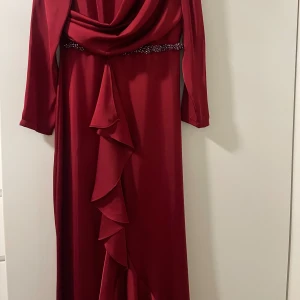 Red evning dress - Helt ny, har inte använt eftersom den är för liten 