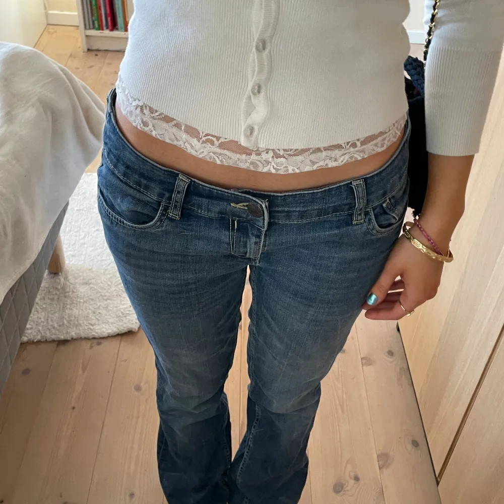 Low waist jeans i bootcut💖Midjemåttet ligger på cirka 39cm och innerbenslängden på 79cm🥰. Jeans & Byxor.