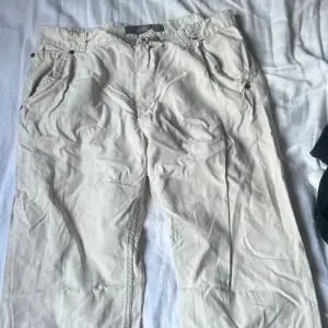 Säljer nu mina ”Linne jeans” från hm, dom rä reglular fit men storleken är borttvättad. Skulle gissa på Size S/M,för mer bilder och frågor skicka ett PM!🤪