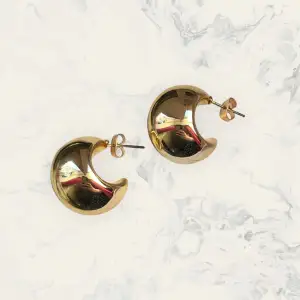 Säljer liknande som ANIs örhängen ”Chunky Dome earrings”. Dom kostar 950kr.Här har du chansen att köpa liknande billigt, första bilden är min.🤩Dessa är guldpläterade.Ani Jewels är svenskt & designade av Bianca Ingrosso & hennes bästa vän Lovisa Worge