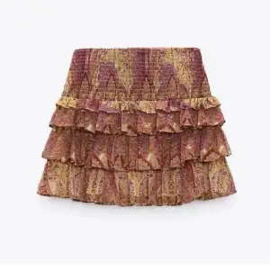 Säljer den här väldigt trendiga slutsålda kjolen från zara . Inga defekter alls utan ser helt ny ut.