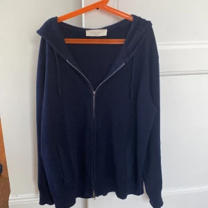 Sayless Kashmir hoodie - En Kashmir hoddie i väldigt bra skick. Ända defekten är att handtaget på dragkedjan är borta som man ser på bilden. Storleken är s. Nypris 899 mitt pris 449. 