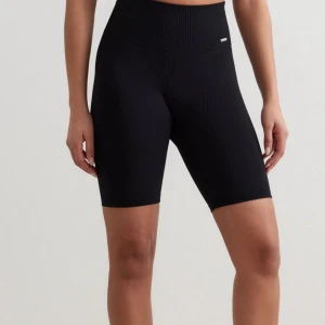 Amin shorts  - Säljer dessa shorts från amin😊 Jag har sällan använt dom. Jag säljer dom för att dom inte kommer till användning. Dom är i ett nyskick. Bilden på modellen är inte samma shorts men samma modell på shortsen. Pris kan diskuteras🩷