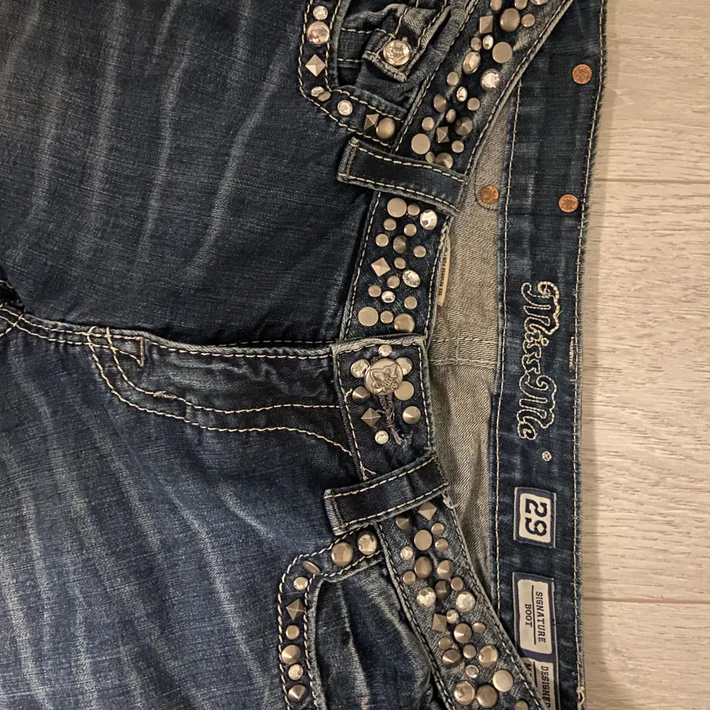 Ett par skit snygga miss me jeans. Jag köpte jeansen för ungefär 3 månader sedan på sellpy för 1500kr. Men nu har jag ändrat stil så de kommer tyvärr inte till användning. Använt ungefär 2-3 gånger. Finns flera bilder på så det är bara till att fråga. Jeans & Byxor.