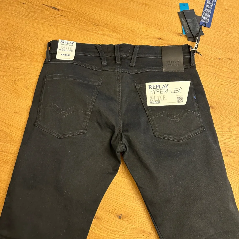 Storlek 31/32 & 32/32 Slim fit  Beställde 2 par fel storlek, helt nya. 650/st . Jeans & Byxor.