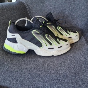 Adidas sportskor - Nyskick, 10/10 Supersnygga och bekväma. Säljes som obehövliga. Nypris 2200 kr