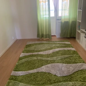 Matta - Matta från XxxLutz. Storlek 160x230cm se sista bilden. I fint och rent skick. Vit/grön färg. Finns i Malmö.