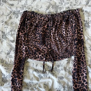 Offshoulder topp - Säljer denna leopardmönstrade offshoulder toppen. Använt ett fåtal gånger men vet tyvärr inte vilket märke det är. 