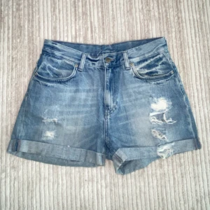 Ripped denim shorts  - Dem är storlek S/M, midwaist från monki i stilen av ripped jeans shorts.