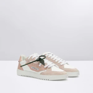 Off white sneakers rosa/vita strl 37 - Taget från off Whites hemsida:  Outer: 70% Leather Lining: 100% Leather Sole: 100% Rubber Outer: 30% Cotton 5.0 Sneakers Low top 5.0 sneakers in white and beige with Off-White™ logo on one side. Tone on tone rubber sole.  Kvitto finns  Kommer med box