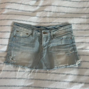 Jeanskjol  - Fin jeanskjol som inte passar längre, skulle gissa att storleken är xs/W24 men vet inte exakt💗