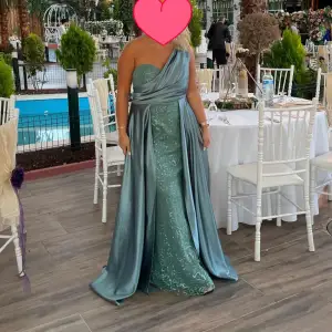 Säljer min klänning jag hade på ett bröllop så fin använt 1 gång är i storlek M men har passar även S