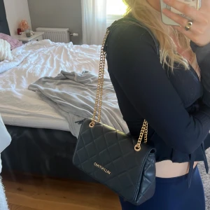 Väska valentino bags  - Mörkblå/marinblå jättefin och rymlig väska🌸 jättefint skick! Nypris 1 200:- 