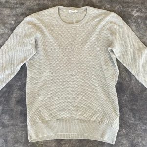 J. LINDEBERG Tröja Grå - Hej! Nu säljer jag min sjukt snygga J. Lindeberg tröja i färgen grå, till ett bra pris, pga att den inte längre passar. Skick: 9.5/10, inget slitage Strl: M, passar S Nypris på denna är runt 800-1000, jag säljer för 200kr! Pris går att förhandla!😊