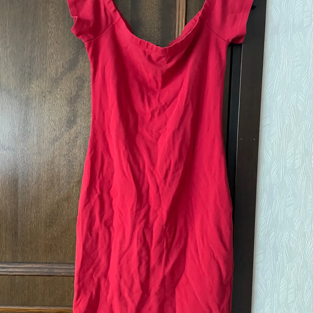 Fin röd off shoulder klänning, storlek M från Bikbok använd några gånger, så lite blekare och tvättludd.. Klänningar.