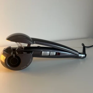 Babyliss Curl Secret Ionic  - Använd i gott skick  Med Babyliss Curl Secret Ionic locktång kan du skapa olika sorters lockar snabbt och enkelt, varje dag.  Automatisk lockteknik- Locktången presenterar en teknik som enkelt och bekvämt skapar vackra lockar som varar länge. 
