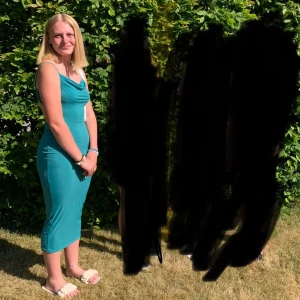 Klänning - Hade denna på avslutningen i nian och annars har den aldrig använts. Storlek S och färgen är som på de två första bilderna. 