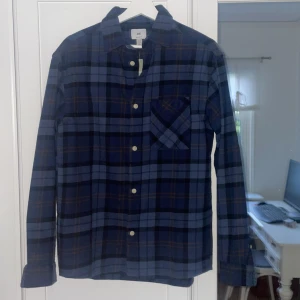 H&M Flanellskjorta  - Hej jag säljer denna snygga flanellskjorta som aldrig är använd. Den är väldigt stor i storleken, det är storlek XS men passar upp till S. Hör gärna av dig för fler frågor eller funderingar.