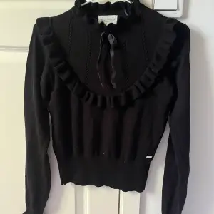 Säljer denna fina tröja från holly & whyte. I svart, storlek xs. Jättefint skick.