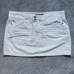 En super snygg low waist vit jeans kjol😍 Är i storlek M och är mycket fin till sommaren✨ Är i mycket bra skick!🥰