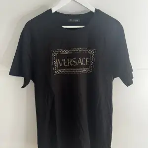 En snygg t-shirt från versace!