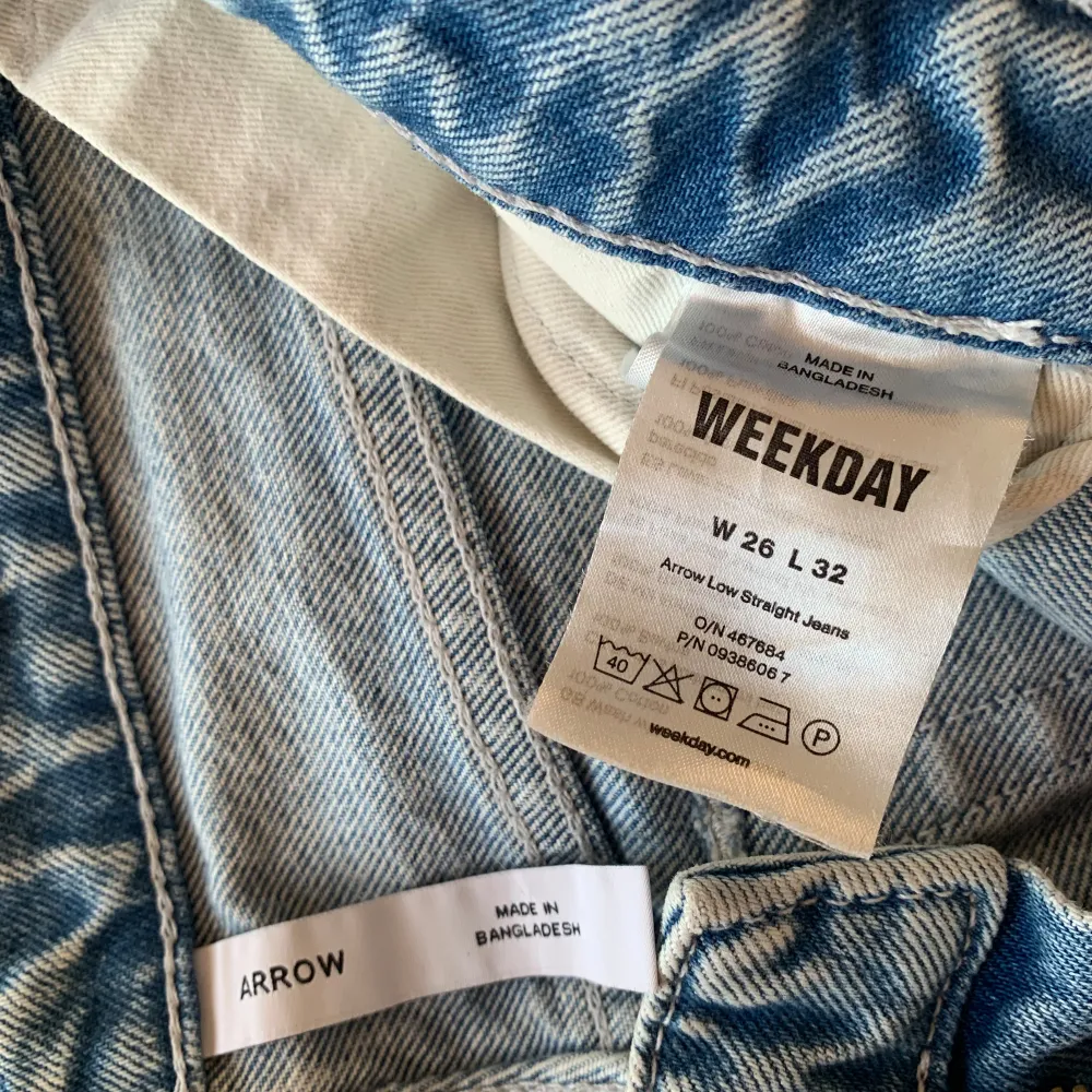 Då dessa fina mid waist jeans har blivit för små så säljer jag nu dessa💕 De är från weekday i storlek w26 L32  Köparen står för frakten💕. Jeans & Byxor.