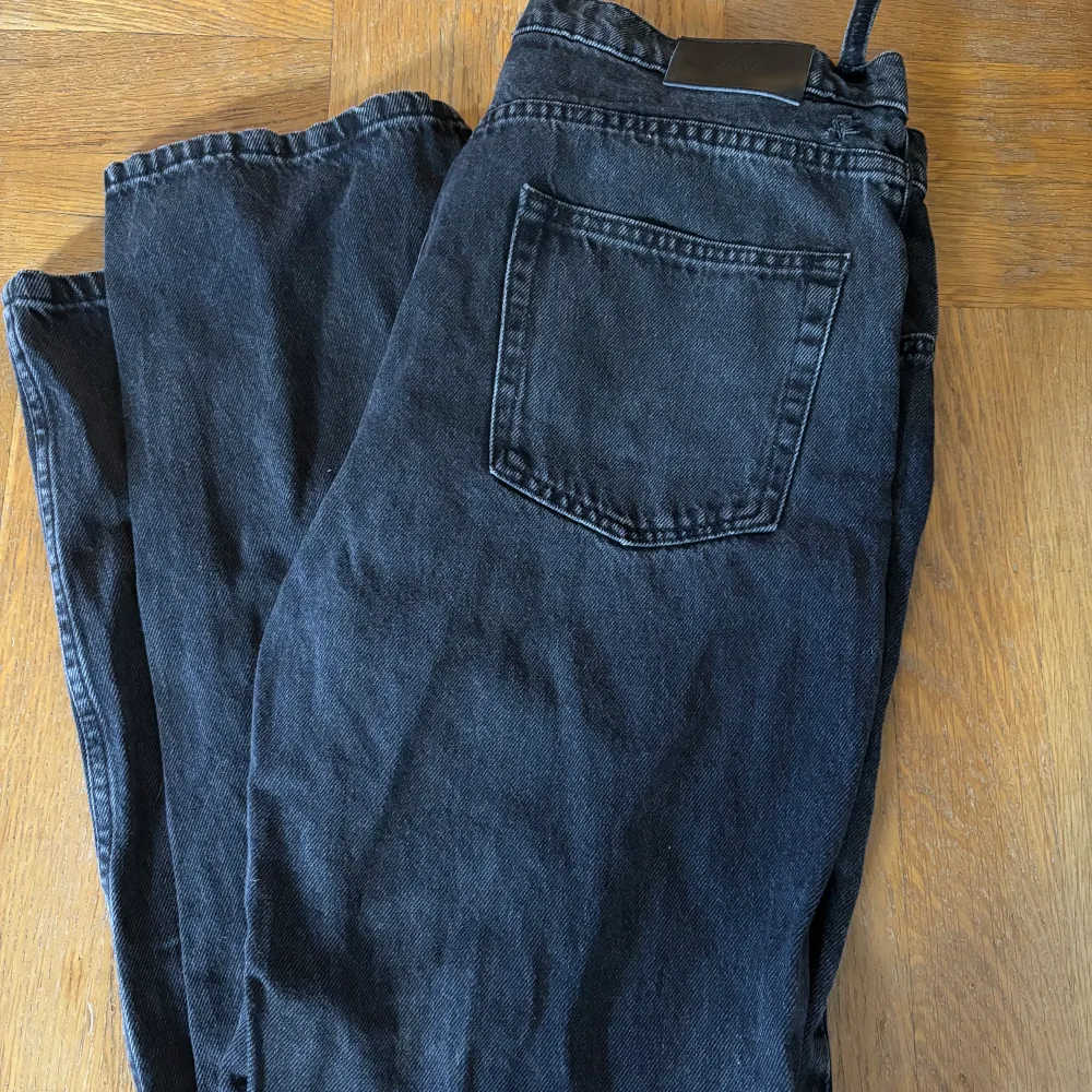 Jättefina jeans från Zara med slits nertill, se sista bilden!  Står ingen storlek men skulle säga de är en Small! Jättefint skick! . Jeans & Byxor.