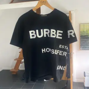 Burberry T shirt  Storlek: L  Skick: 8/10 använd i typ 4 månader Självklart äkta  Pris kan diskuteras 