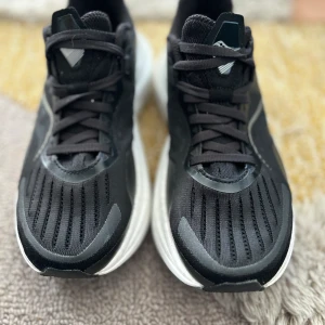 Saucony tempus 39 - Tempus är en ny, spännande modell av löparsko från Saucony som bjuder på låg vikt, maximal stötdämpning och hög stabilitet. En utmärkt distanssko som med sin kombination av egenskaper bidrar till en säker, bekväm och löpglad upplevelse. Lite använda 