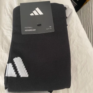 Adidas Fotbollsstrumpor - Helt nya. Har redan ett par så säljer dessa. Pris kan diskuteras.