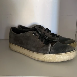 Lanvin - Ett par schyssta lanvins tyvär så är dom rätt slitna men inget som man inte kan fixa hemma det är bara vid tårna finns det lite repor men man kan fixa det billigt vid en skomakare.