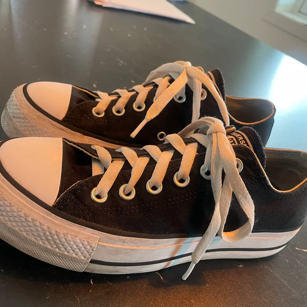 Säljer dessa super fina svarta Converse med hög sula. . Skor.