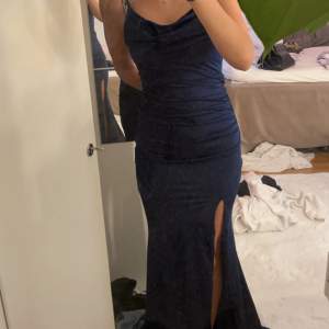 En jätte fin mörkblå balklänning storlek xs. Säljer pga att jag hittade en annan klänning till balen. Helt ny oanvänd.