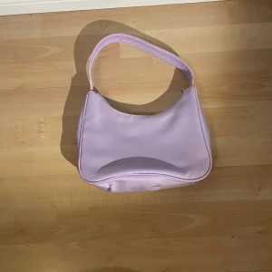 Kort axel-väska - Finns en ficka inuti, aldrig använd.