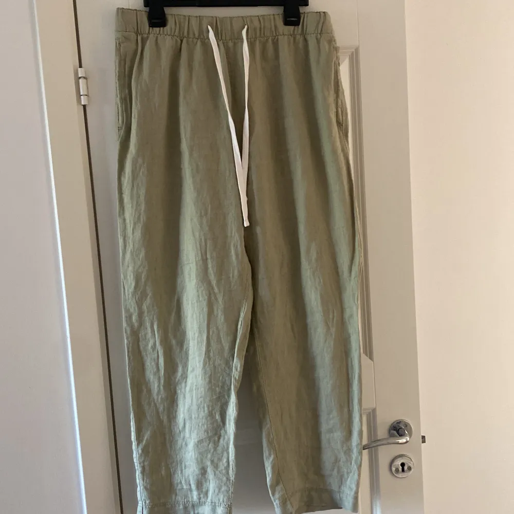 Linnebyxor från H&M i storlek M. Bra sick men lite noppriga. . Farkut & Housut.