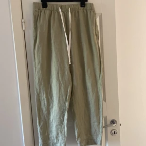 Linnebyxor - Linnebyxor från H&M i storlek M. Bra sick men lite noppriga. 