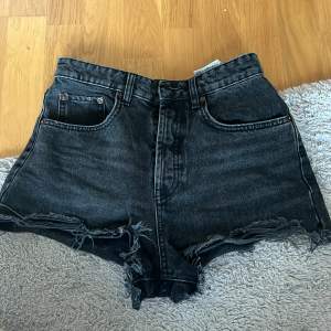 Fina zara jeans shorts som jag köpte på plick förra sommaren. Säljer för att de inte kommer till andvändning