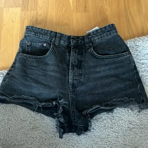 Zara jeansshorts - Fina zara jeans shorts som jag köpte på plick förra sommaren. Säljer för att de inte kommer till andvändning