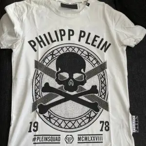 Hej säljer min philipp plein t-shirt, Aldrig använd.
